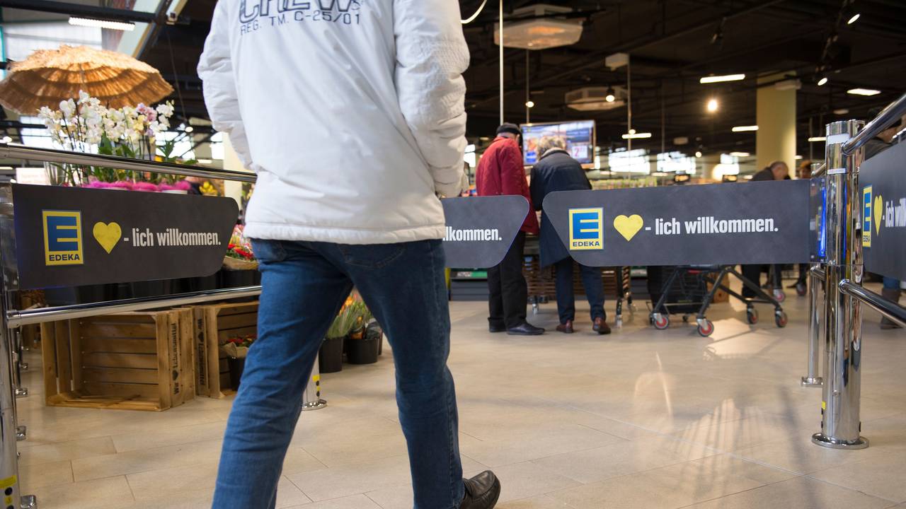 Ein Mann geht am 13.03.2017 in Berlin in die neue Edeka-Filiale am Tempelhofer Damm.