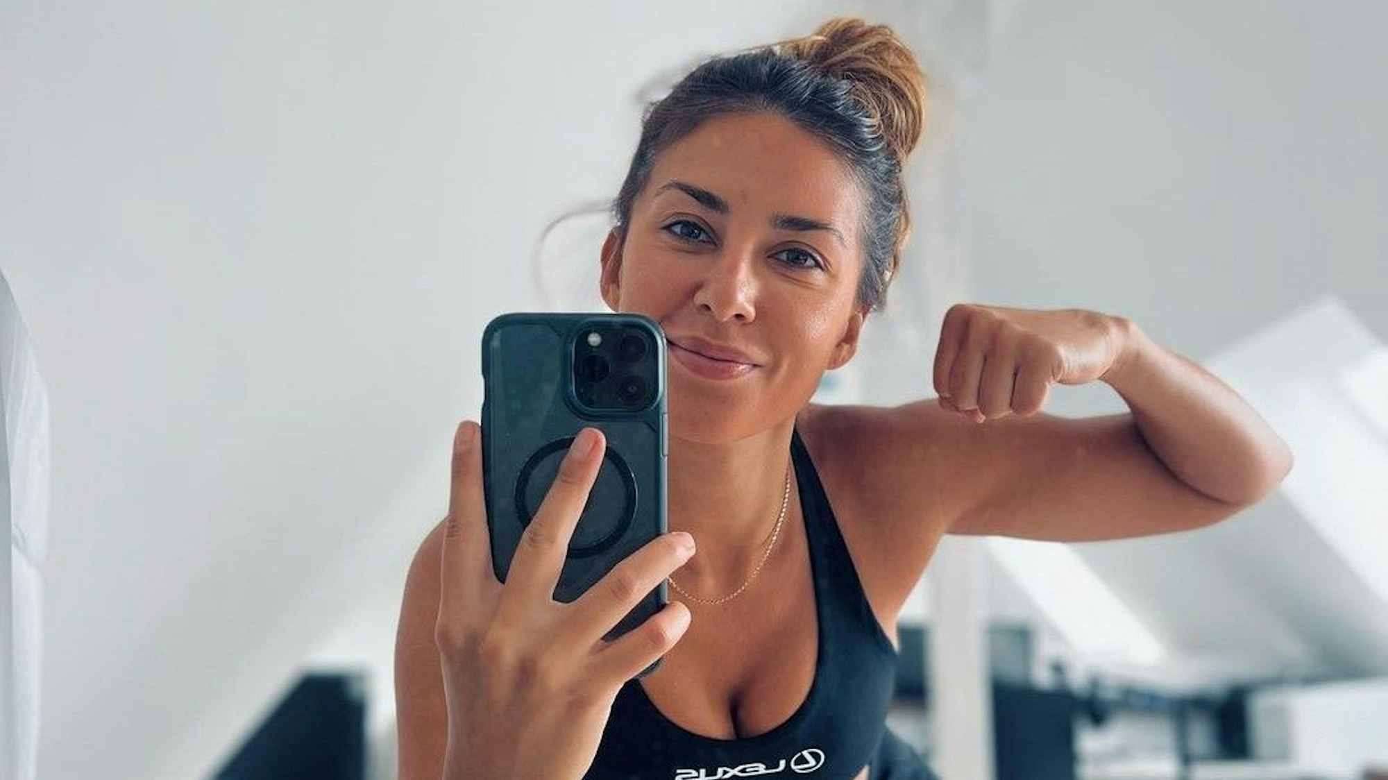 Jana Azizi posiert auf einem Instagram-Foto und kündigt darauf ihren Start beim Köln-Triathlon am Sonntag an.