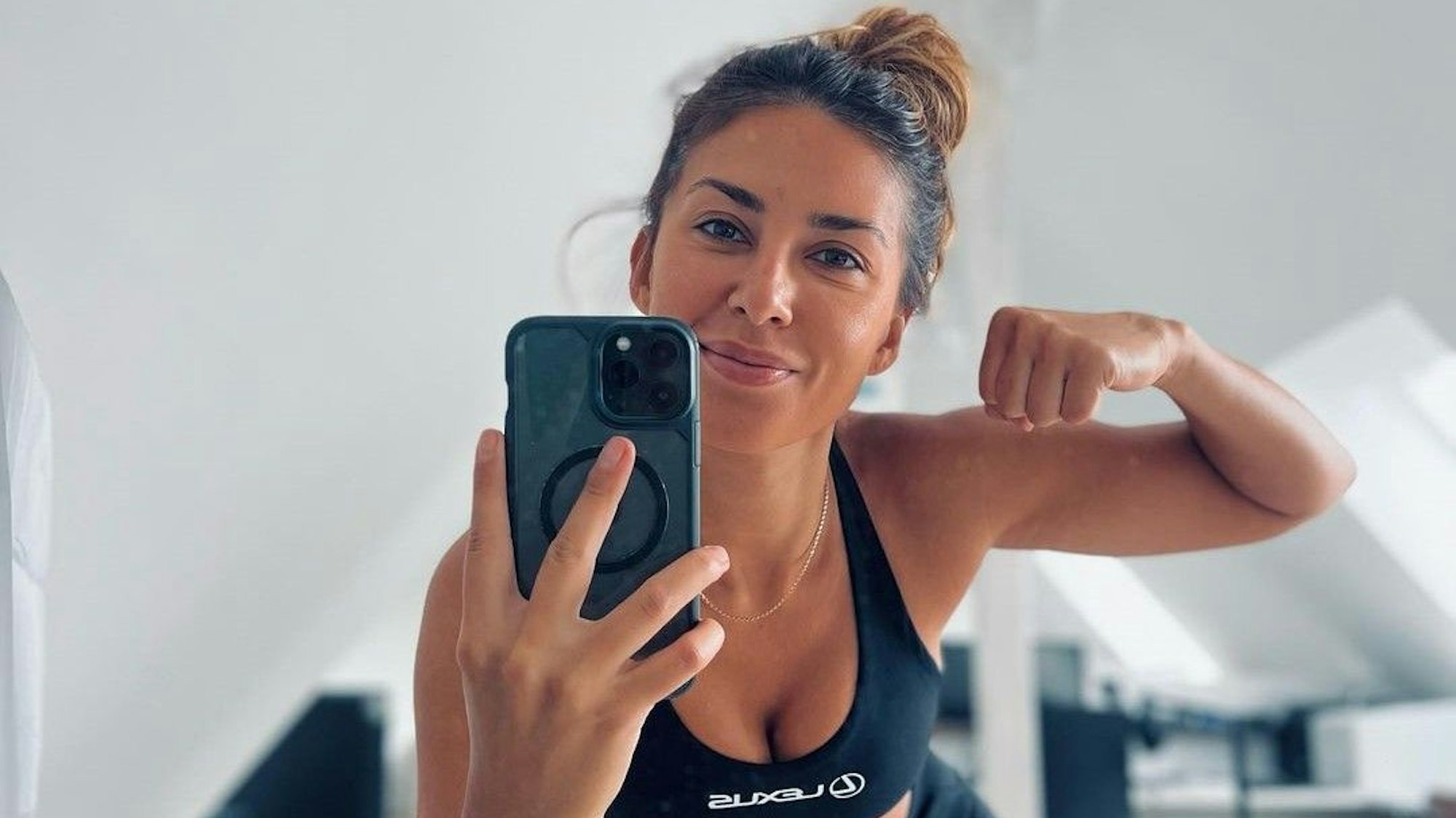 Jana Azizi posiert auf einem Instagram-Foto und kündigt darauf ihren Start beim Köln-Triathlon am Sonntag an.