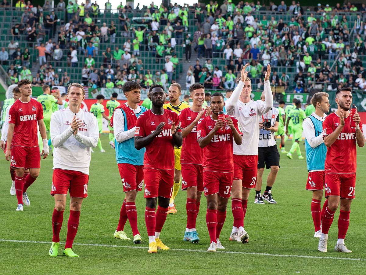 Die FC-Profis bedanken sich nach dem Auswärtssieg beim VfL Wolfsburg bei den mitgereisten Fans.