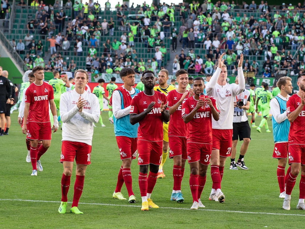 Die FC-Profis bedanken sich nach dem Auswärtssieg beim VfL Wolfsburg bei den mitgereisten Fans.