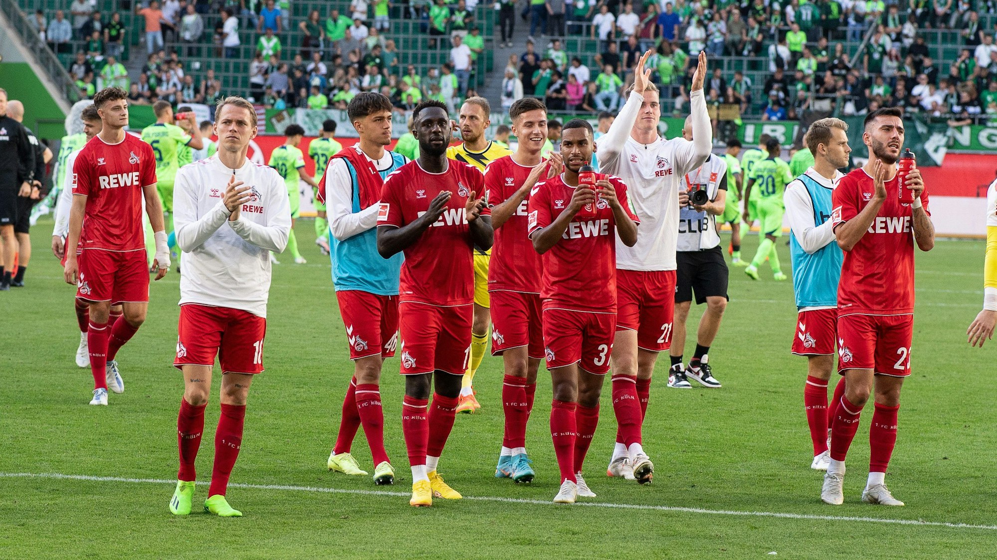 Die FC-Profis bedanken sich nach dem Auswärtssieg beim VfL Wolfsburg bei den mitgereisten Fans.
