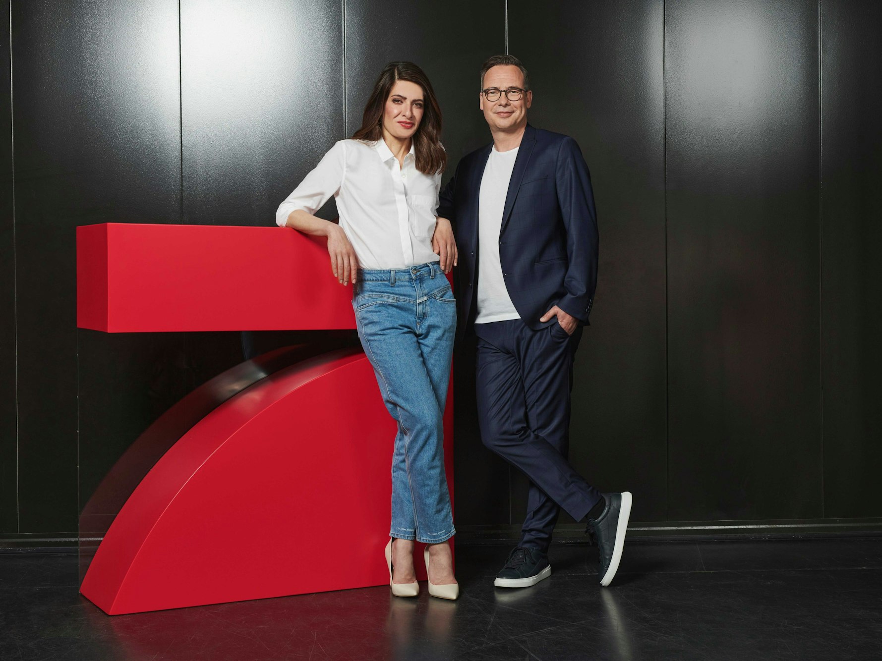 Die ehemalige «Tagesschau»-Sprecherin Linda Zervakis und der Moderator Matthias Opdenhövel stehen neben einem ProSieben-Logo.