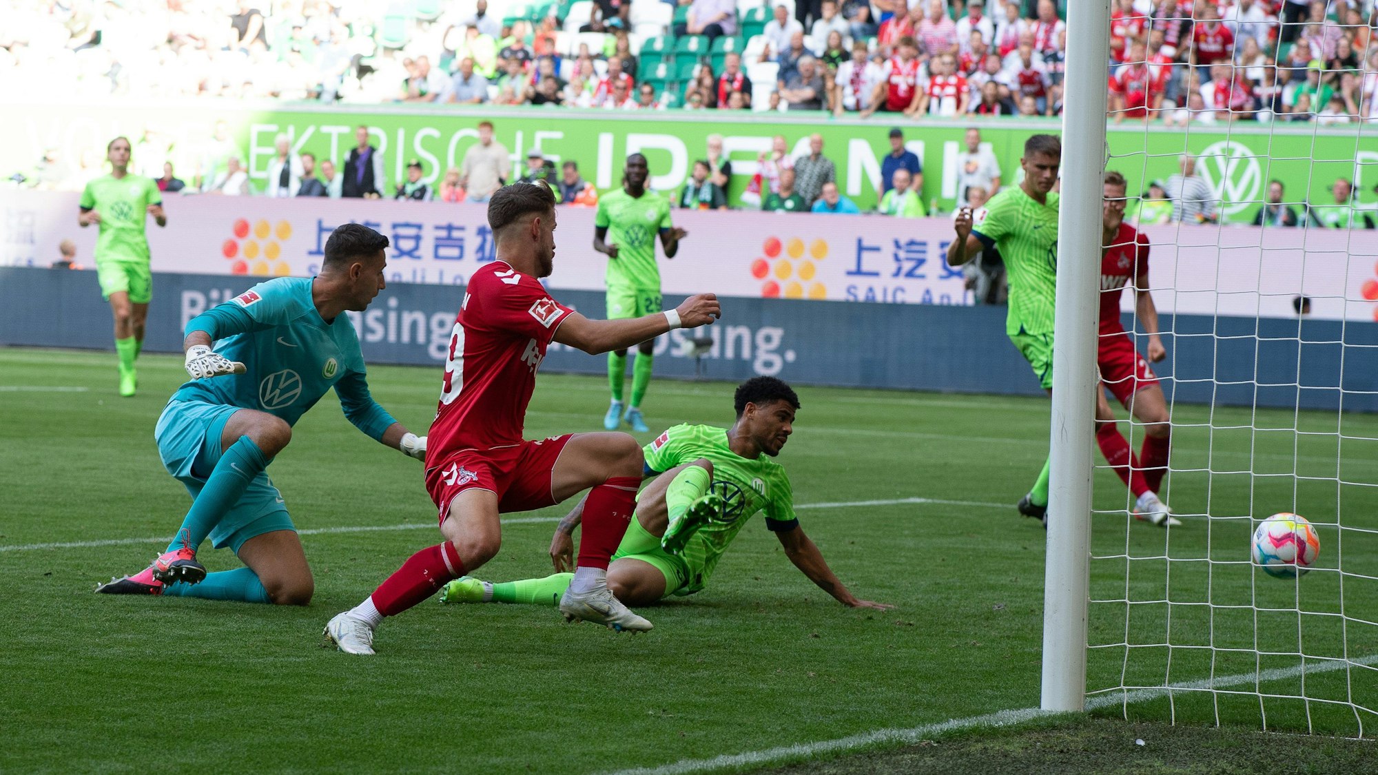Wolfsburgs Paulo Otavio (M.) erzielt per unglücklichem Eigentor die Führung für den 1. FC Köln