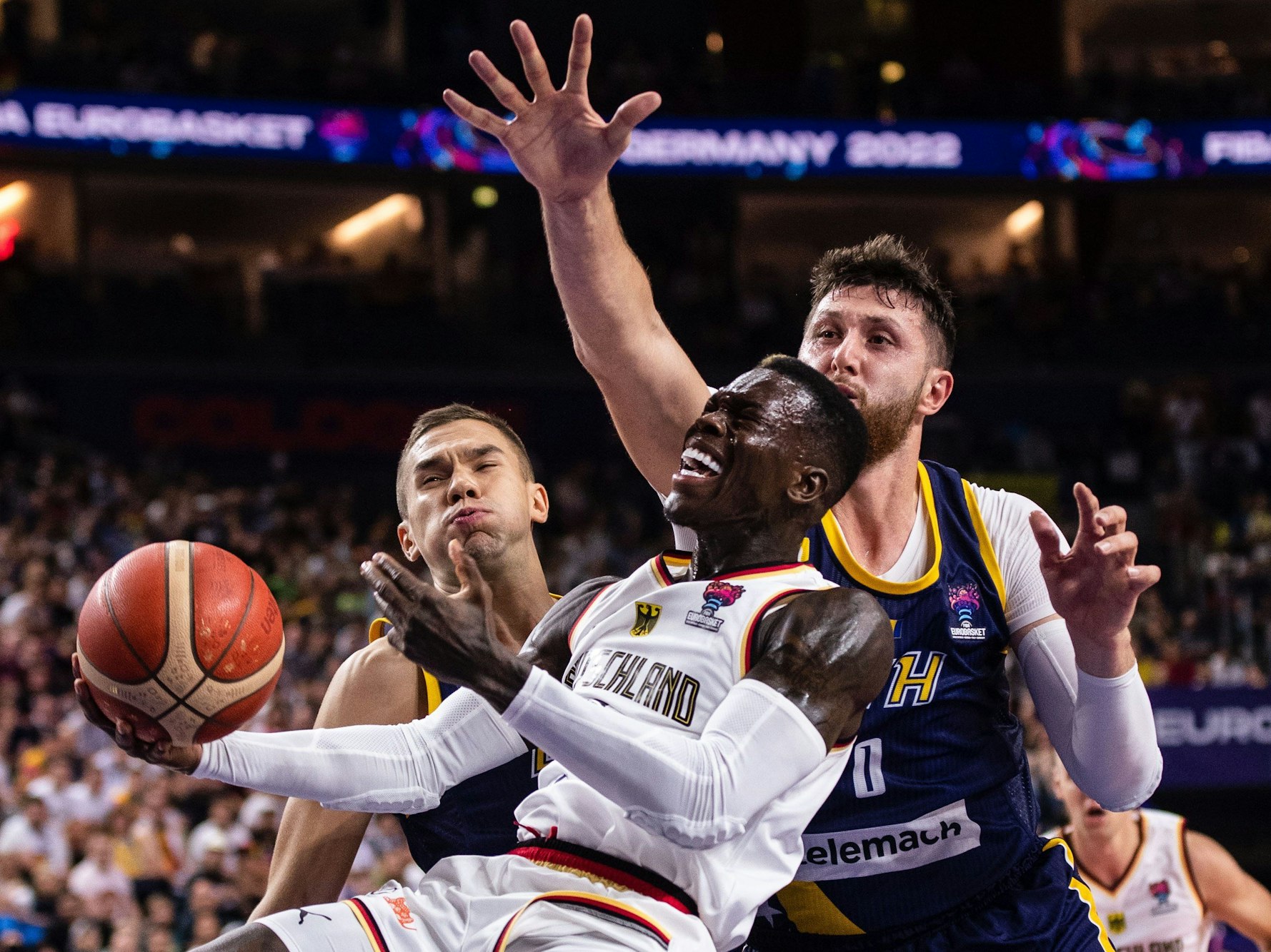 Dennis Schröder versucht den Korbabschluss