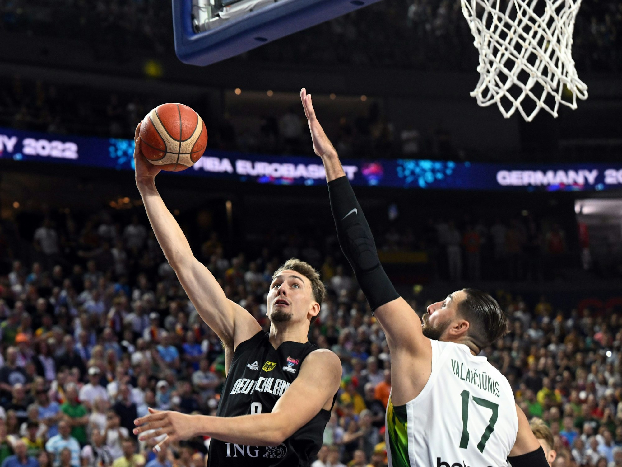 Deutschland Franz Wagner (l) und Litauens Jonas Valanciunas kämpfen um den Ball.