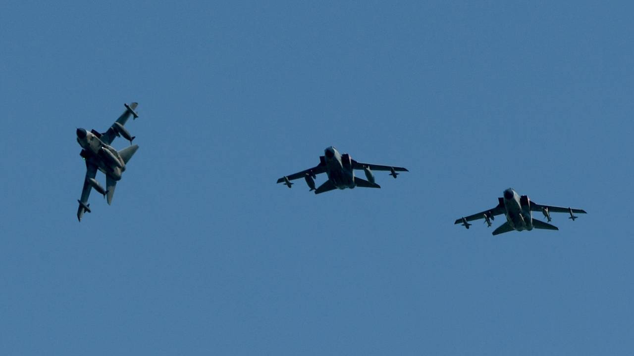 Kampfjets der Bundeswehr stiegen auf, um Kontakt zu dem Flieger herzustellen. Hier ein Archivfoto von Tornados der Bundeswehr.