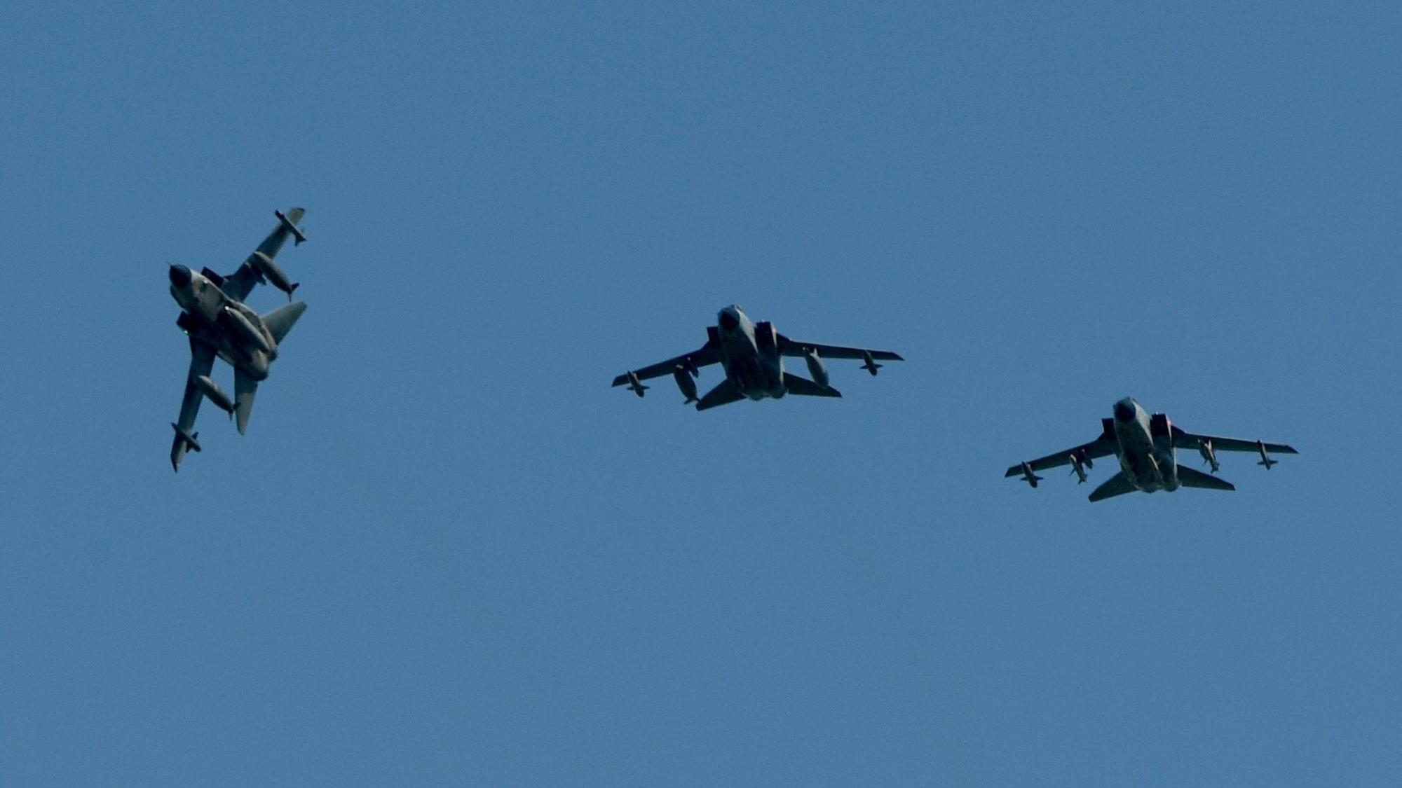 Kampfjets der Bundeswehr stiegen auf, um Kontakt zu dem Flieger herzustellen. Hier ein Archivfoto von Tornados der Bundeswehr.