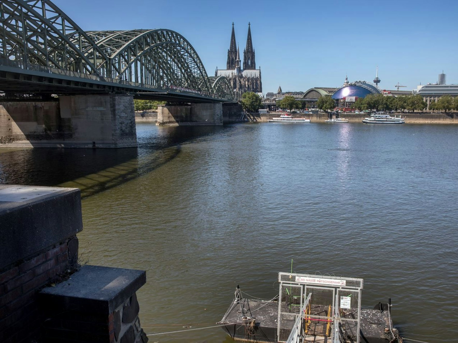 Der Blick von Köln-Deutz auf den Rhein, die Hohenzollernbrücke und den Dom.