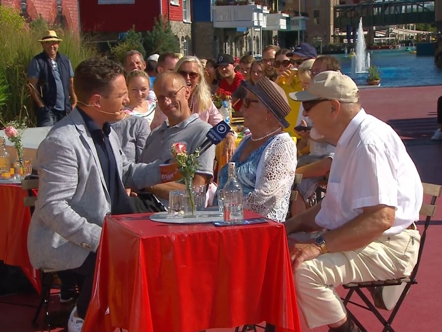 Immer wieder sonntags (ARD), 4.9.2022
Moderator Stefan Mross überraschte Zuschauerin Maria Peter
Screenshot zur Berichterstattung erstellt.
Foto: Screenshot/ARD