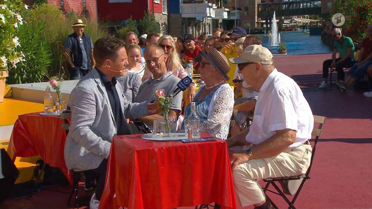 Immer wieder sonntags (ARD), 4.9.2022
Moderator Stefan Mross überraschte Zuschauerin Maria Peter
Screenshot zur Berichterstattung erstellt.
Foto: Screenshot/ARD