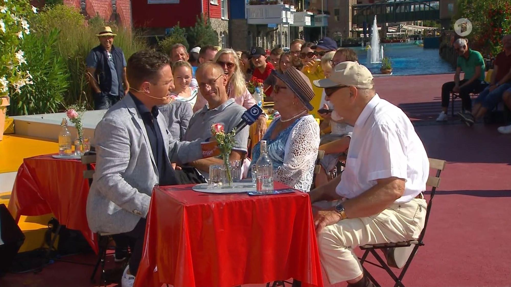Immer wieder sonntags (ARD), 4.9.2022
Moderator Stefan Mross überraschte Zuschauerin Maria Peter
Screenshot zur Berichterstattung erstellt.
Foto: Screenshot/ARD