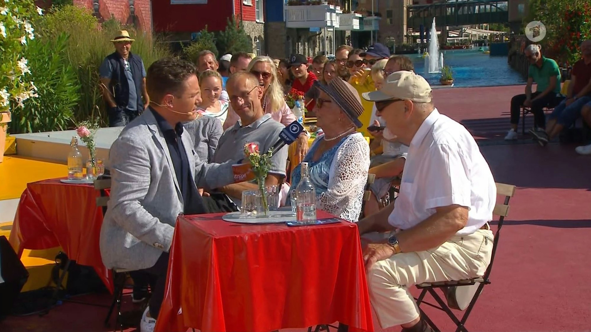 Immer wieder sonntags (ARD), 4.9.2022
Moderator Stefan Mross überraschte Zuschauerin Maria Peter
Screenshot zur Berichterstattung erstellt.
Foto: Screenshot/ARD