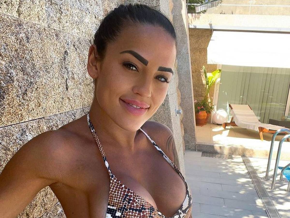 Elena Miras macht ein Selfie im Bikini.