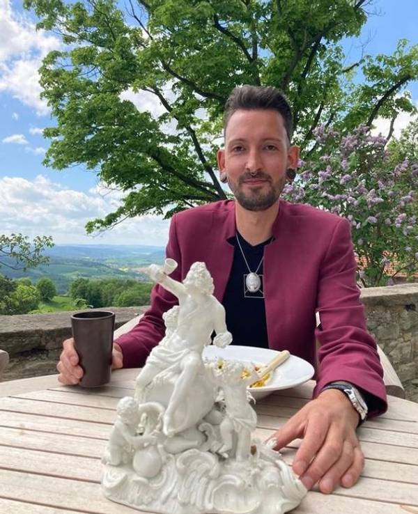 Bares für Rares-Händler Fabian Kahl, hier zu sehen auf seinem Instagram-Kanal im Mai 2022, sorgt bei seinen Fans mit einer neuen Frisur für überraschte Gesichter.