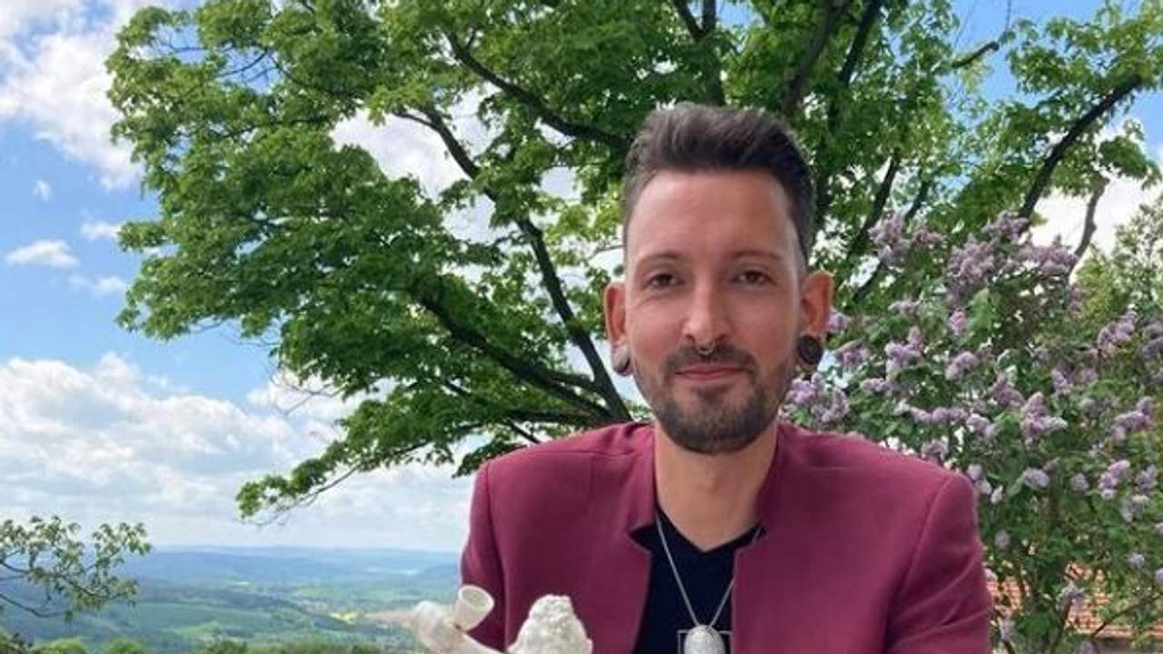 Bares für Rares-Händler Fabian Kahl, hier zu sehen auf seinem Instagram-Kanal im Mai 2022, sorgt bei seinen Fans mit einer neuen Frisur für überraschte Gesichter.