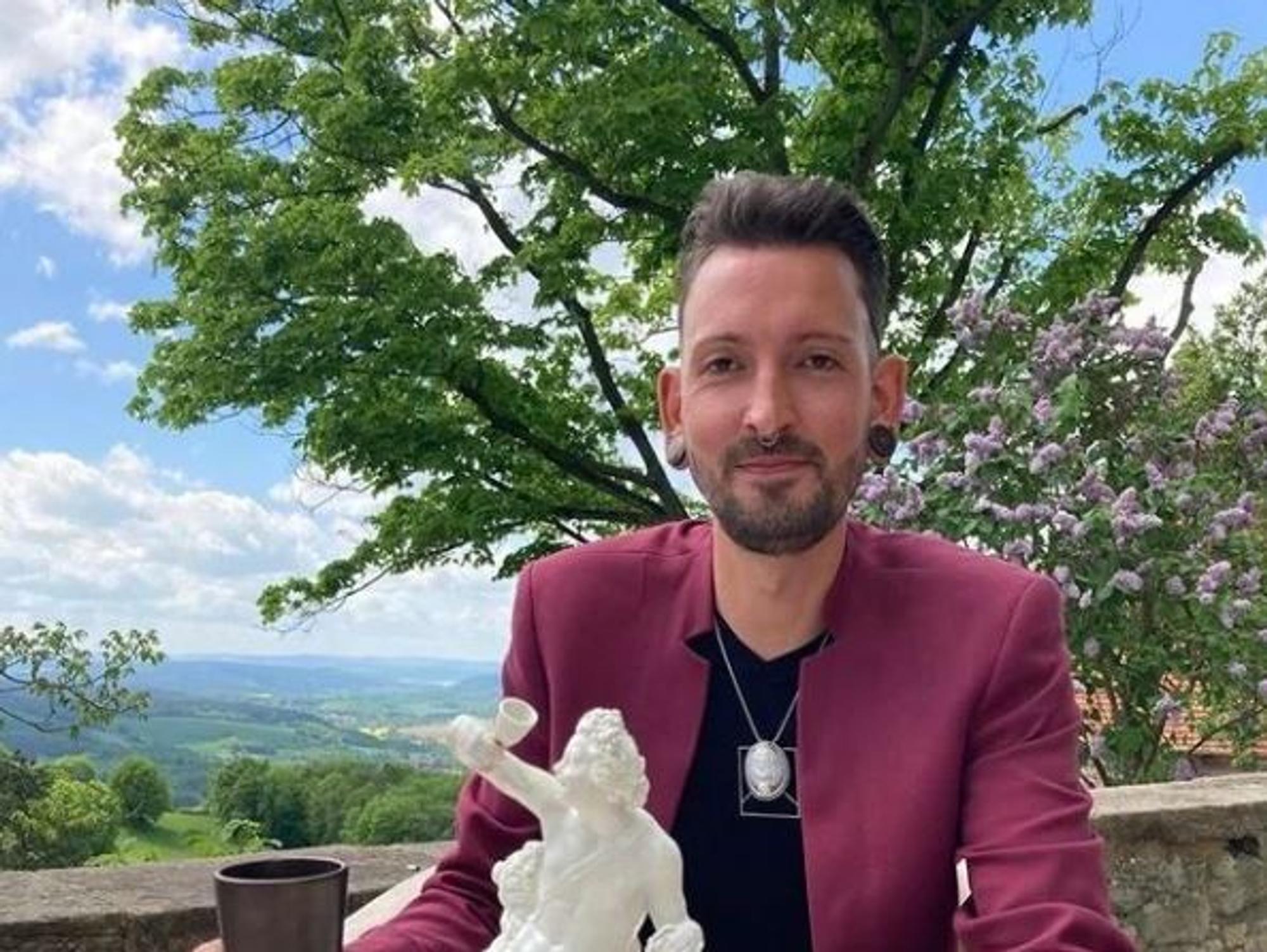 „Bares für Rares“-Händler Fabian Kahl, hier zu sehen auf seinem Instagram-Kanal im Mai 2022, überrascht seine Fans mit einem Foto aus der Vergangenheit.