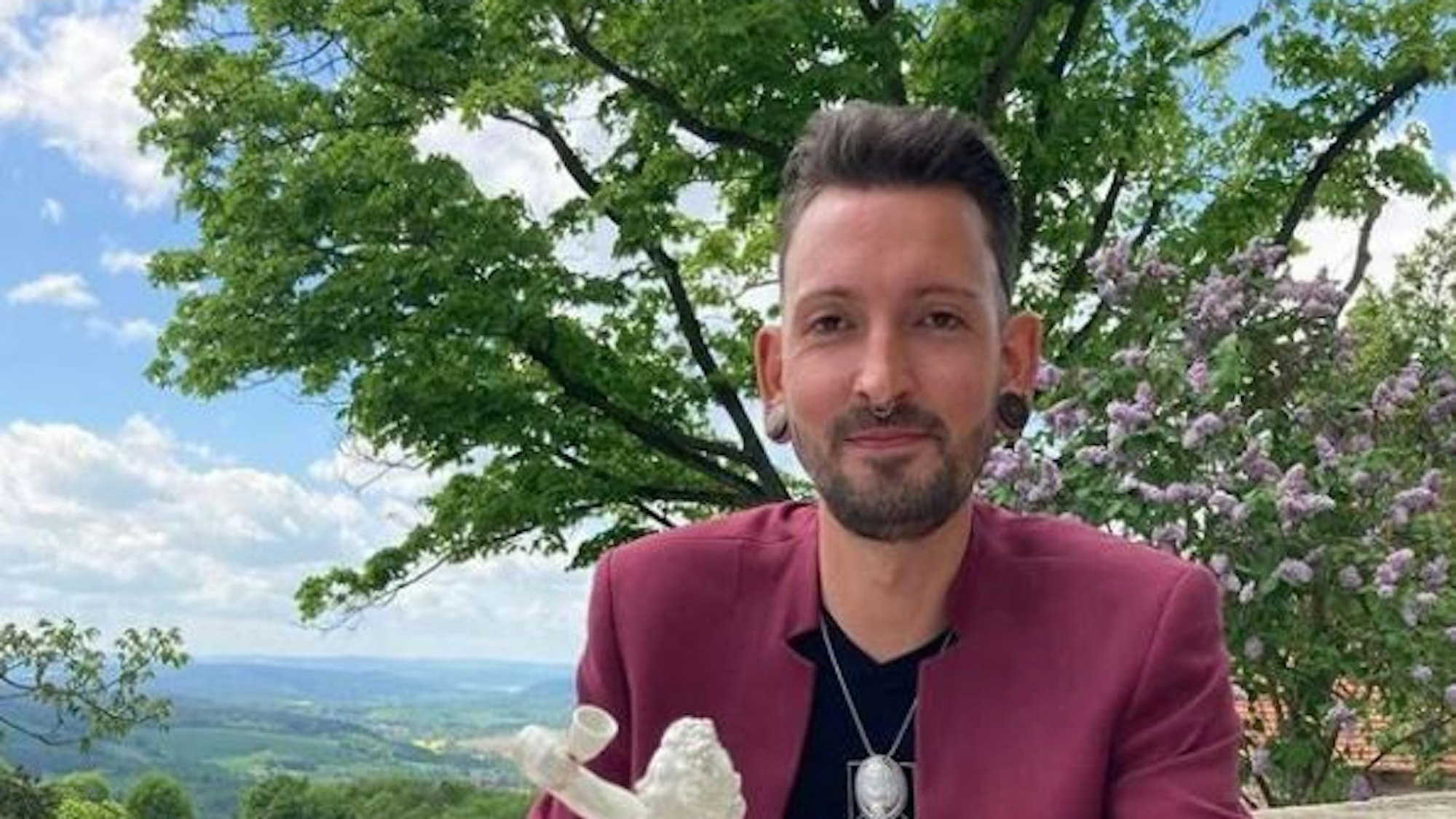 Bares für Rares-Händler Fabian Kahl, hier zu sehen auf seinem Instagram-Kanal im Mai 2022, schlägt in einem Video ernste Töne an.