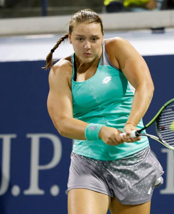 Jule Niemeier aus Deutschland schlägt bei den US Open eine Rückhand.