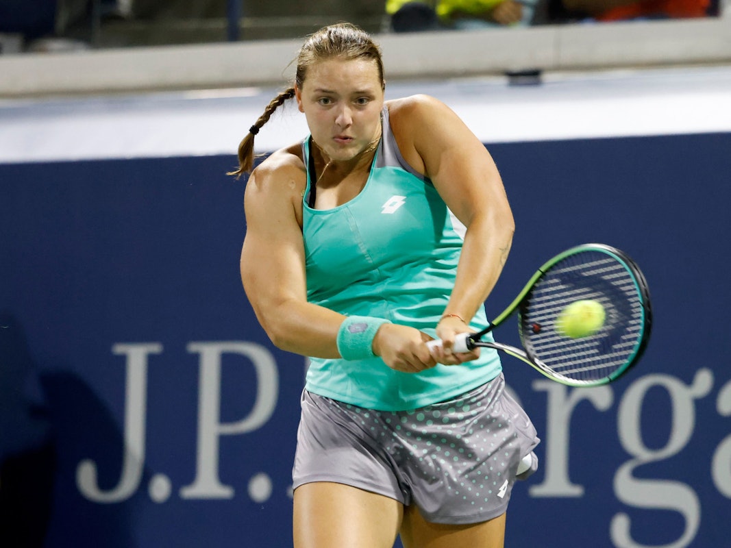 Jule Niemeier aus Deutschland schlägt bei den US Open eine Rückhand.