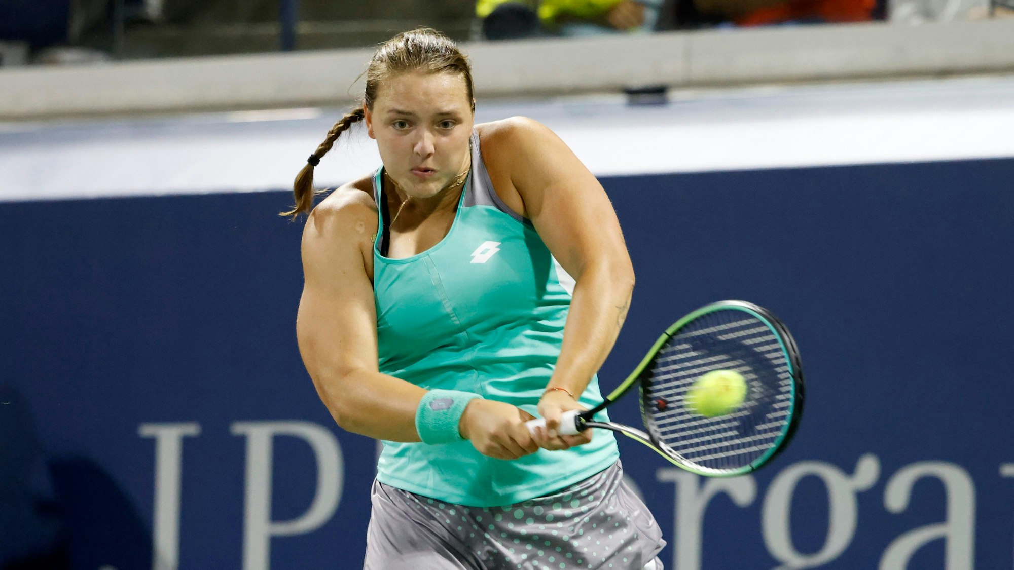Jule Niemeier aus Deutschland schlägt bei den US Open eine Rückhand.