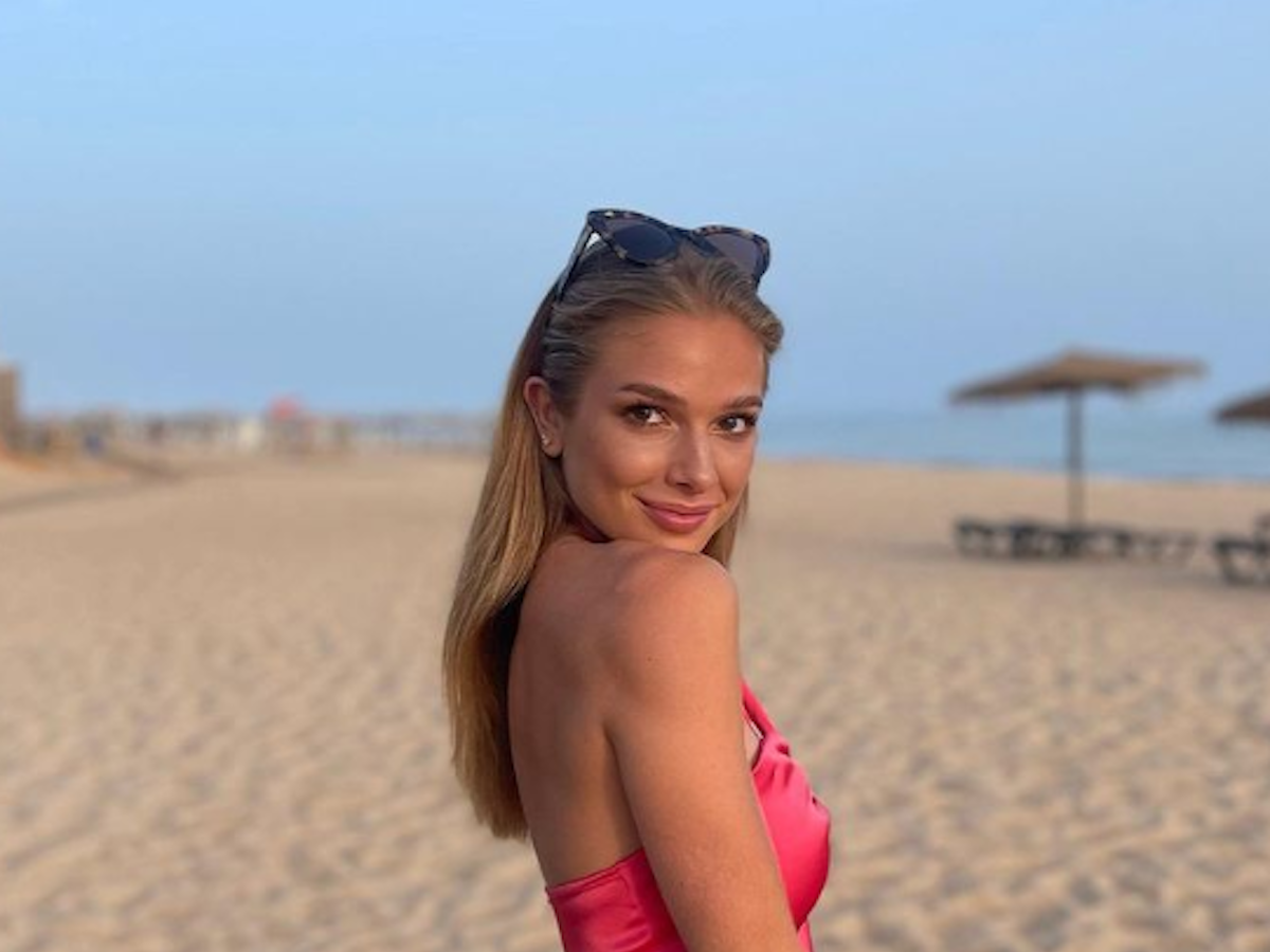 Lola Weippert zieht am Pool komplett blank. Das Foto hat die Moderatorin im Juni auf ihrem Instagram-Kanal gepostet.