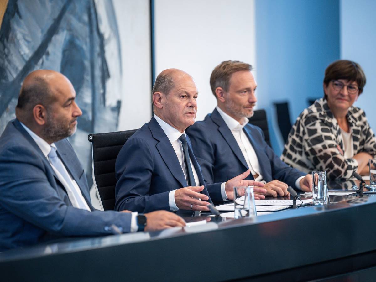 Bundeskanzler Olaf Scholz (SPD, 2.v.l.) verkündete am Sonntag (4. September) das Entlastungspaket der Bundesregierung. Mit dabei waren Omid Nouripour (l), Bundesvorsitzender von Bündnis 90/Die Grünen, Saskia Esken (r), Bundesvorsitzende der SPD, sowie Bundesfinanzminister und FDP-Chef Christian Lindner.
