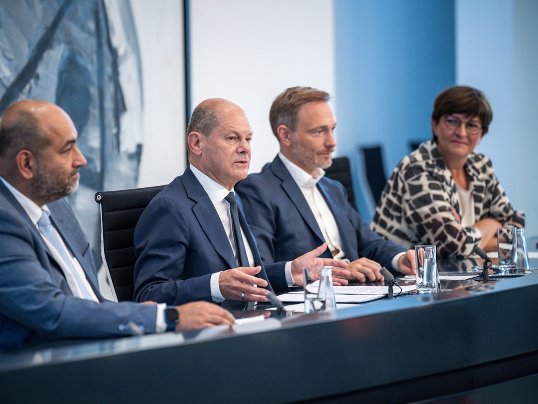 Bundeskanzler Olaf Scholz (SPD, 2.v.l.) verkündete am Sonntag (4. September) das Entlastungspaket der Bundesregierung. Mit dabei waren Omid Nouripour (l), Bundesvorsitzender von Bündnis 90/Die Grünen, Saskia Esken (r), Bundesvorsitzende der SPD, sowie Bundesfinanzminister und FDP-Chef Christian Lindner.