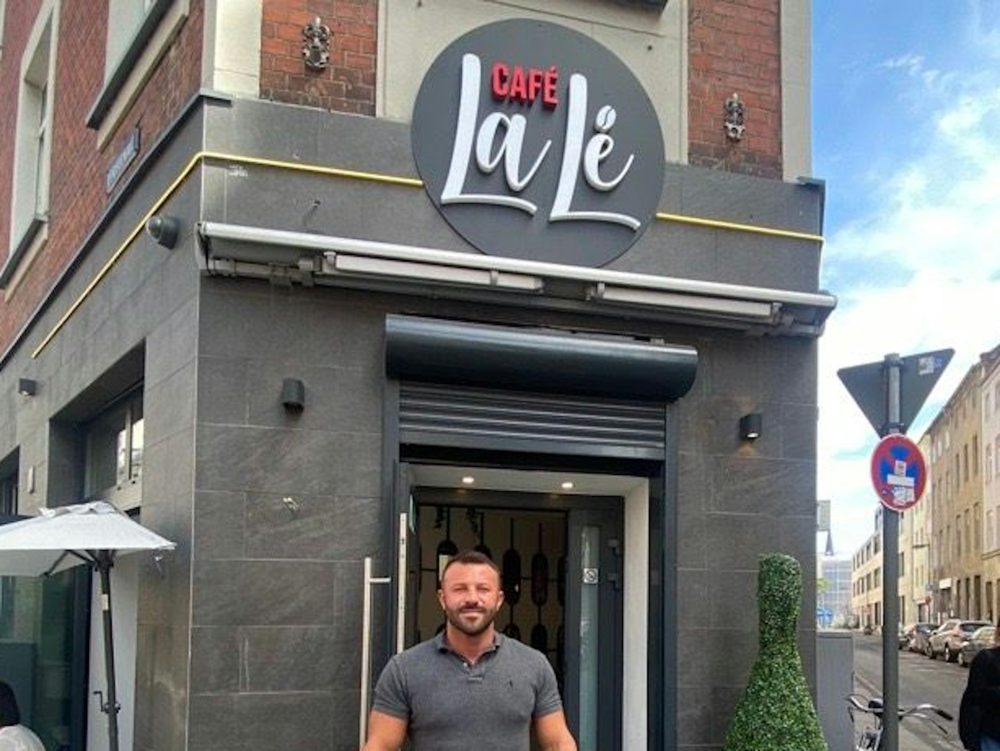 Tanju Firat steht vor seinem Café im Gebäude des ehemaligen Grön Eck in Köln.