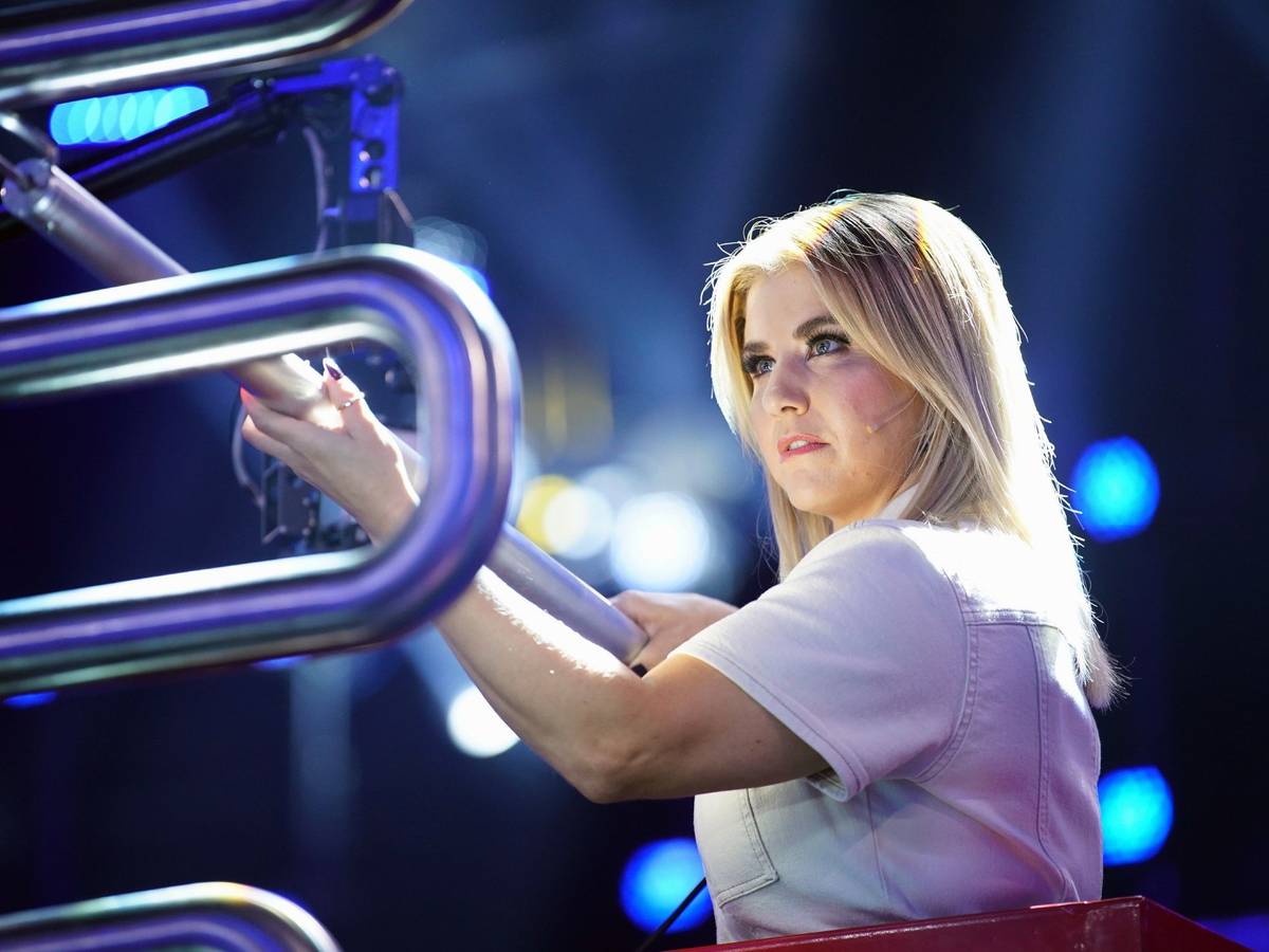 Beatrice Egli beim Spiel "Herzbeben (Der heiße Draht)".