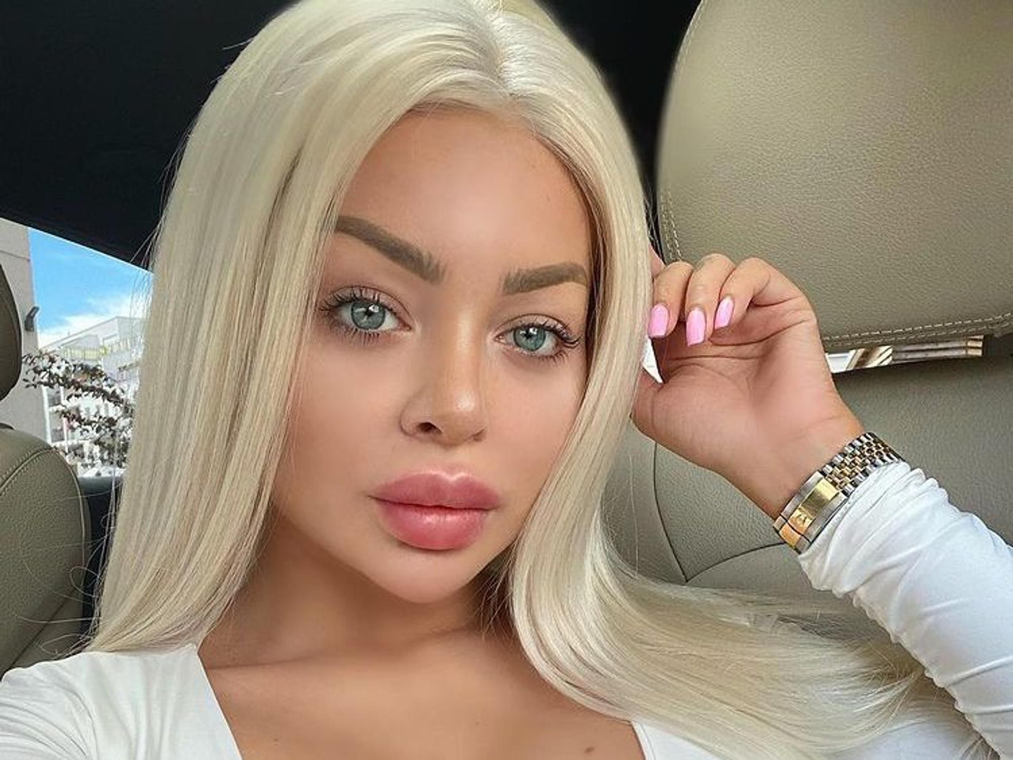Katja Krasavice posiert für ein Selfie.
