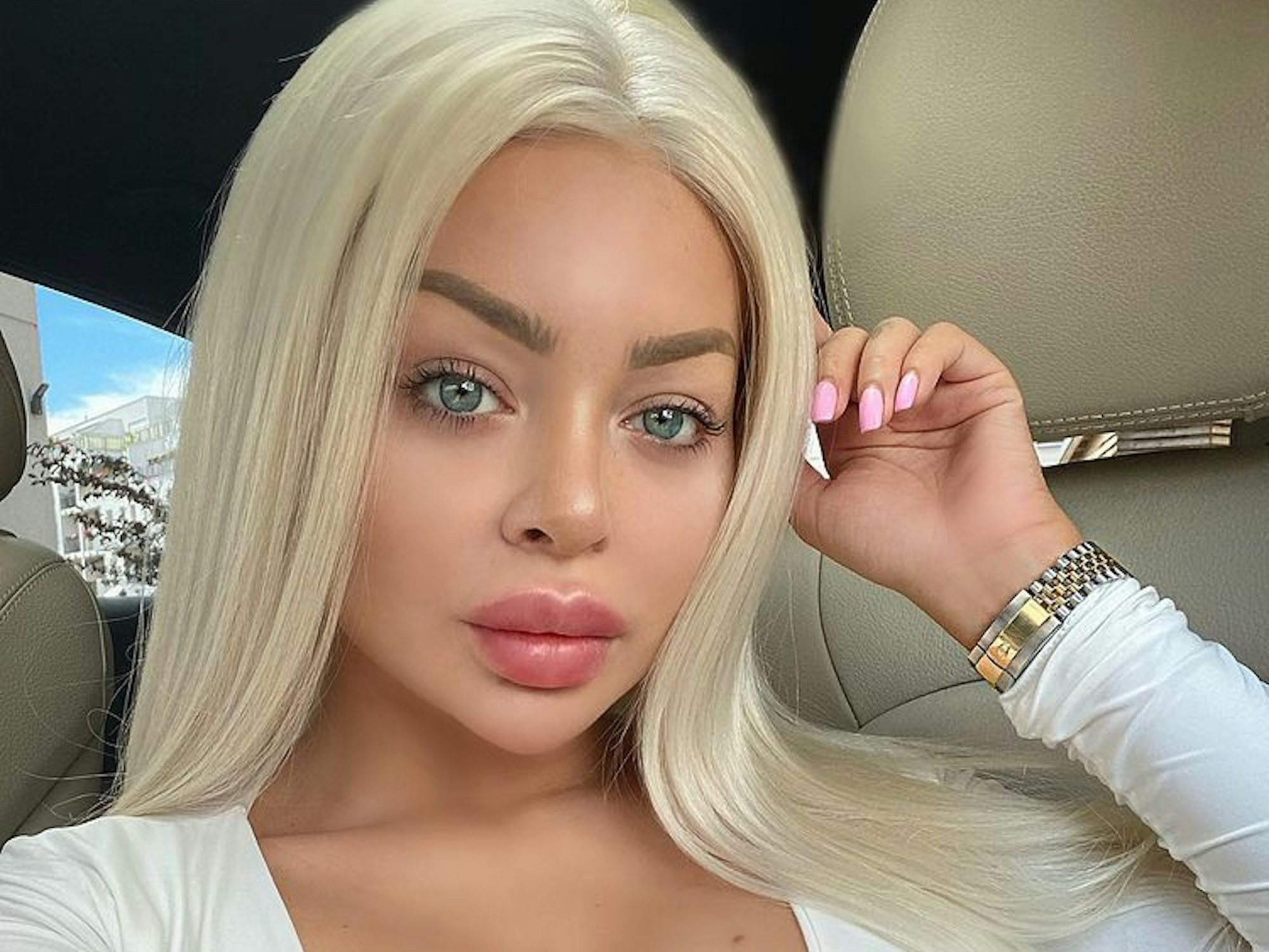 Katja Krasavice posiert für ein Selfie.