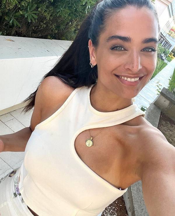 Amira Pocher lacht in die Kamera.