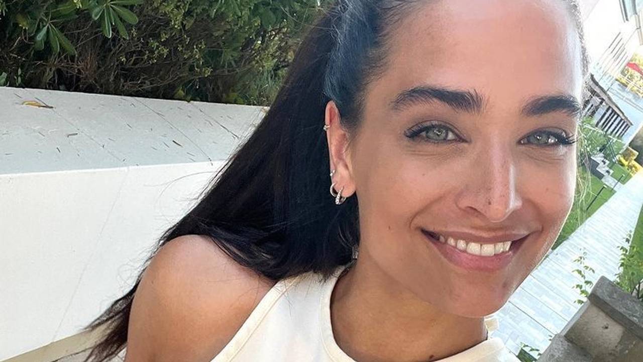 Amira Pocher lacht in die Kamera.