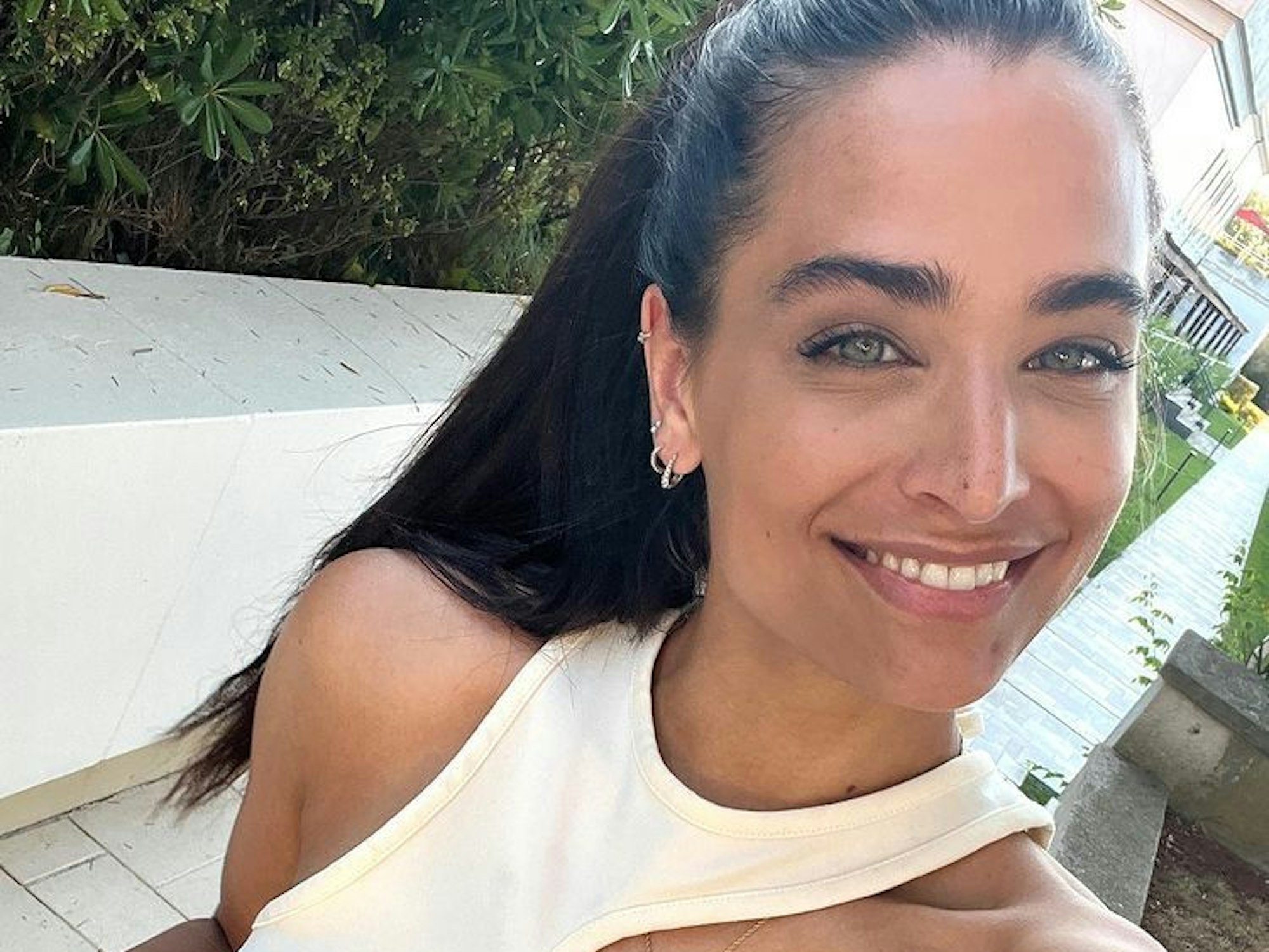 Amira Pocher lächelt in die Kamera.