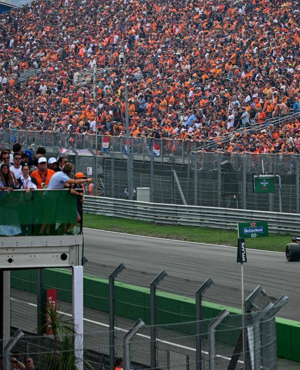 Max Verstappen in seinem Red Bull auf der Rennstrecke von Zandvoort.