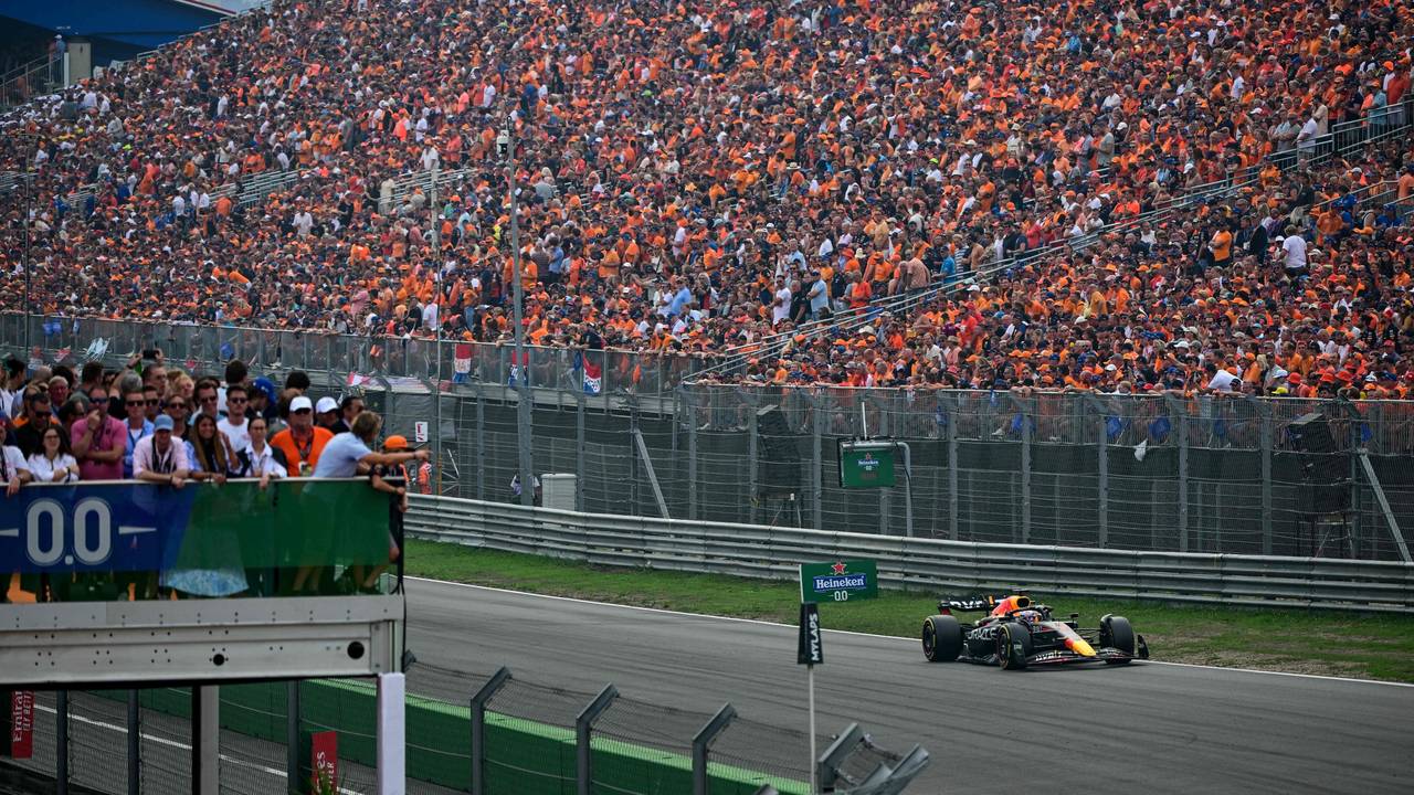 Max Verstappen in seinem Red Bull auf der Rennstrecke von Zandvoort.