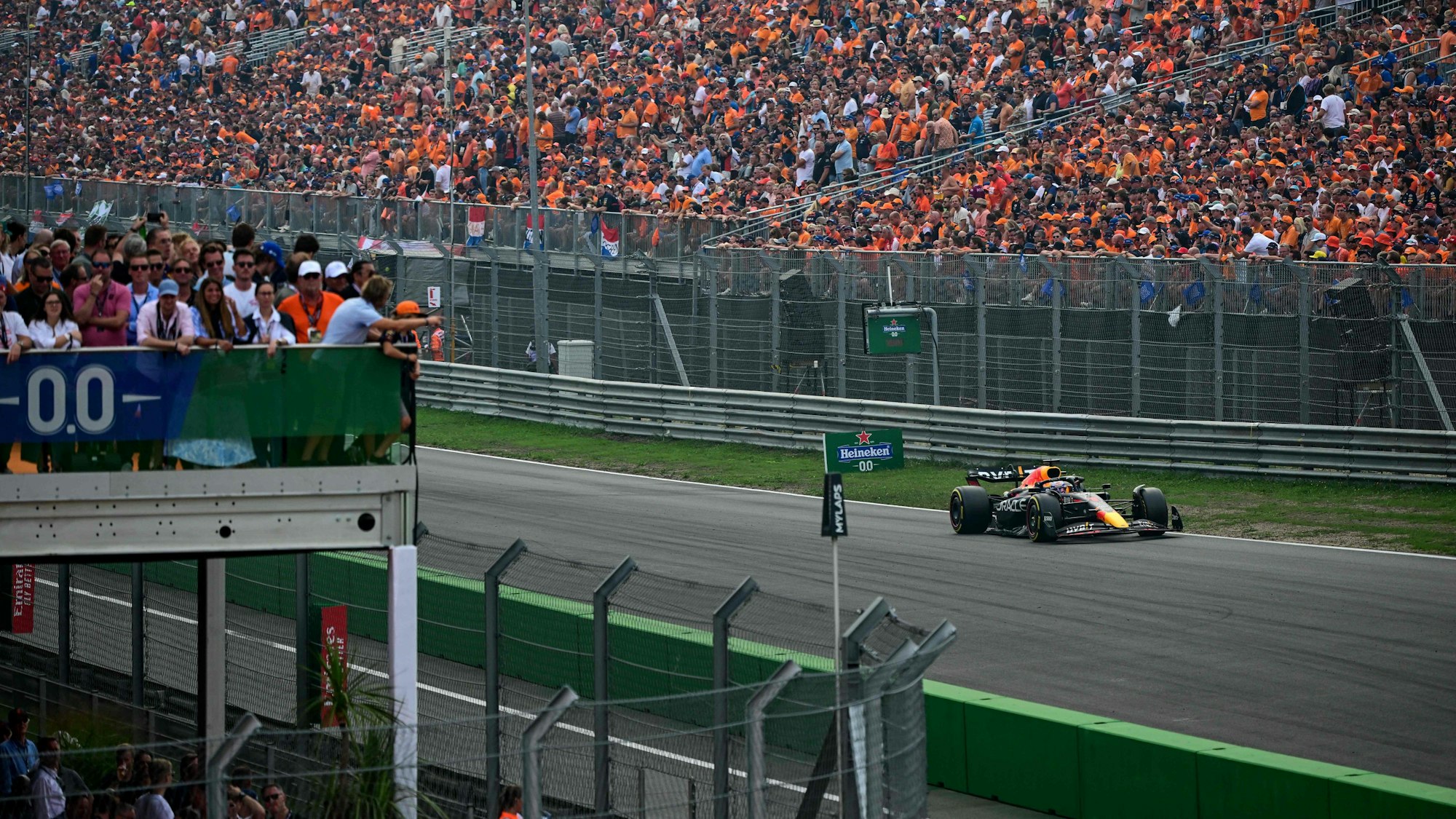 Max Verstappen in seinem Red Bull auf der Rennstrecke von Zandvoort.