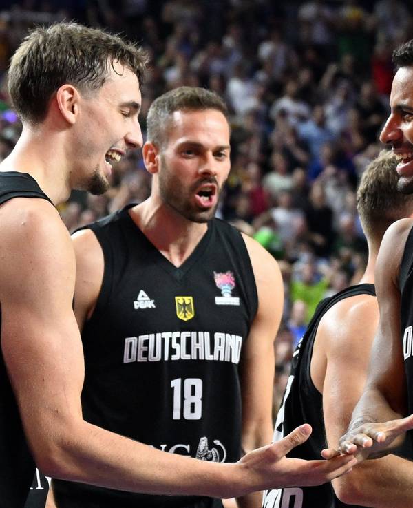 Deutschlands Franz Wagner (l-r), Jonas Wohlfarth-Bottermann und Johannes Thiemann feiern den Sieg.