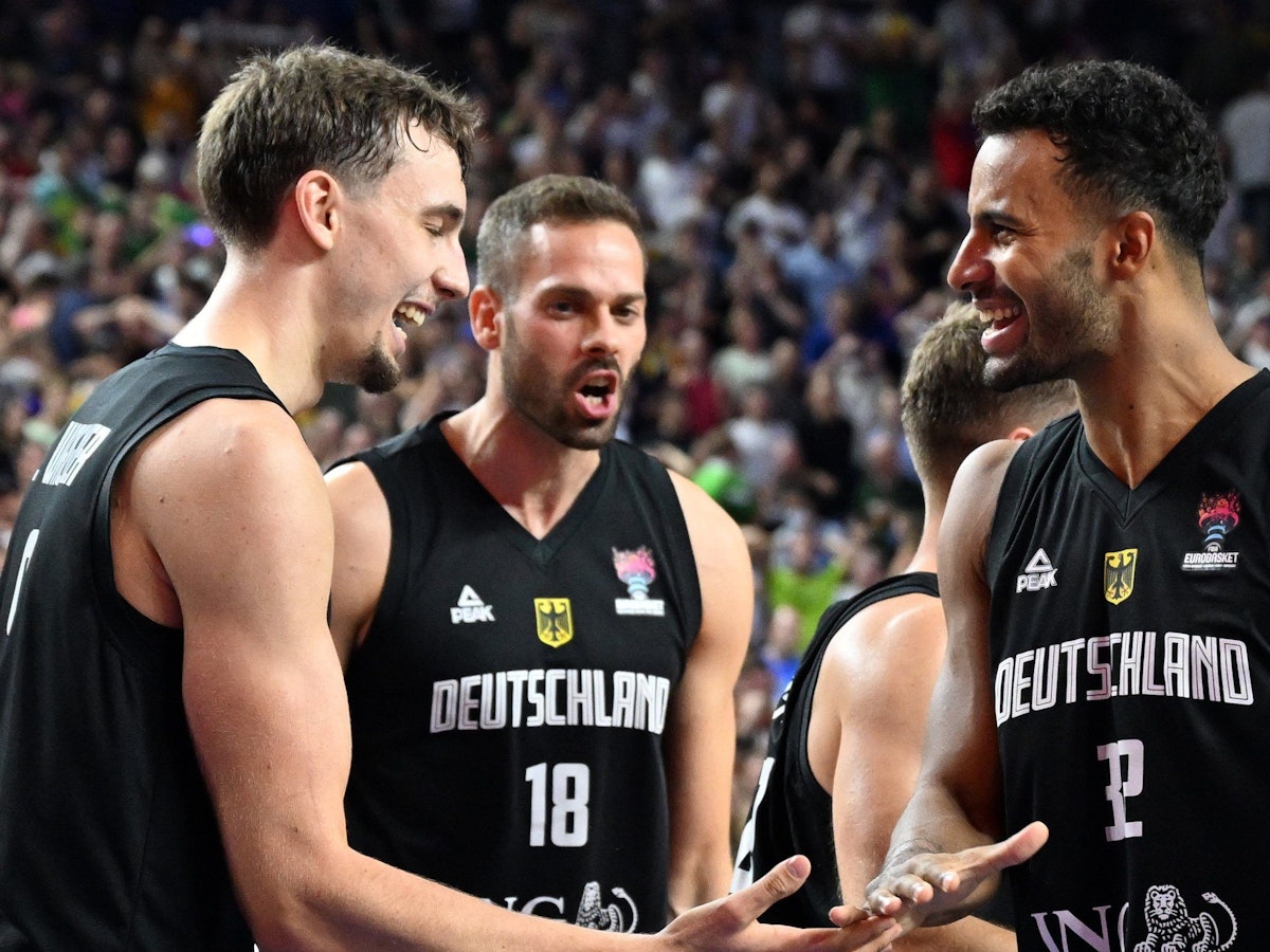 Deutschlands Franz Wagner (l-r), Jonas Wohlfarth-Bottermann und Johannes Thiemann feiern den Sieg.