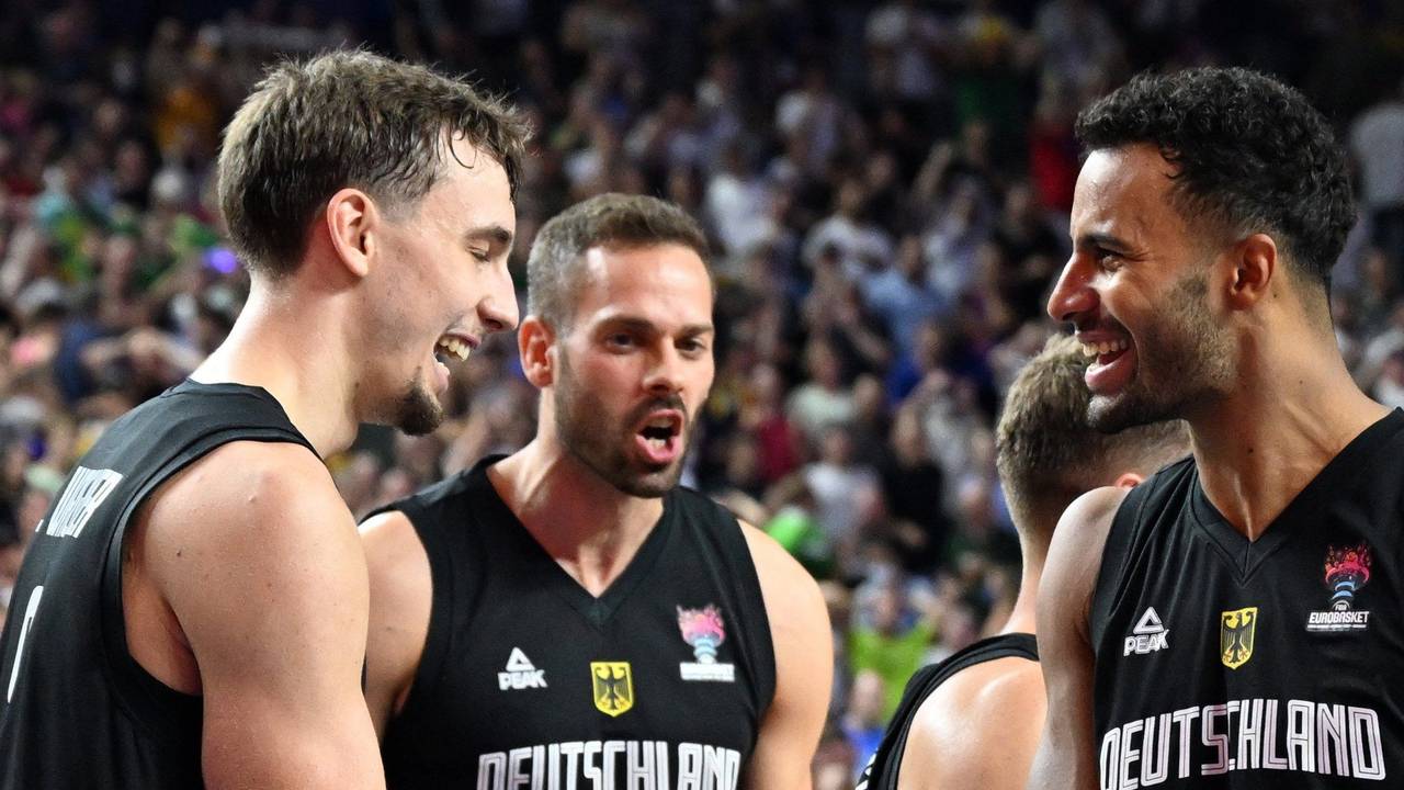 Deutschlands Franz Wagner (l-r), Jonas Wohlfarth-Bottermann und Johannes Thiemann feiern den Sieg.