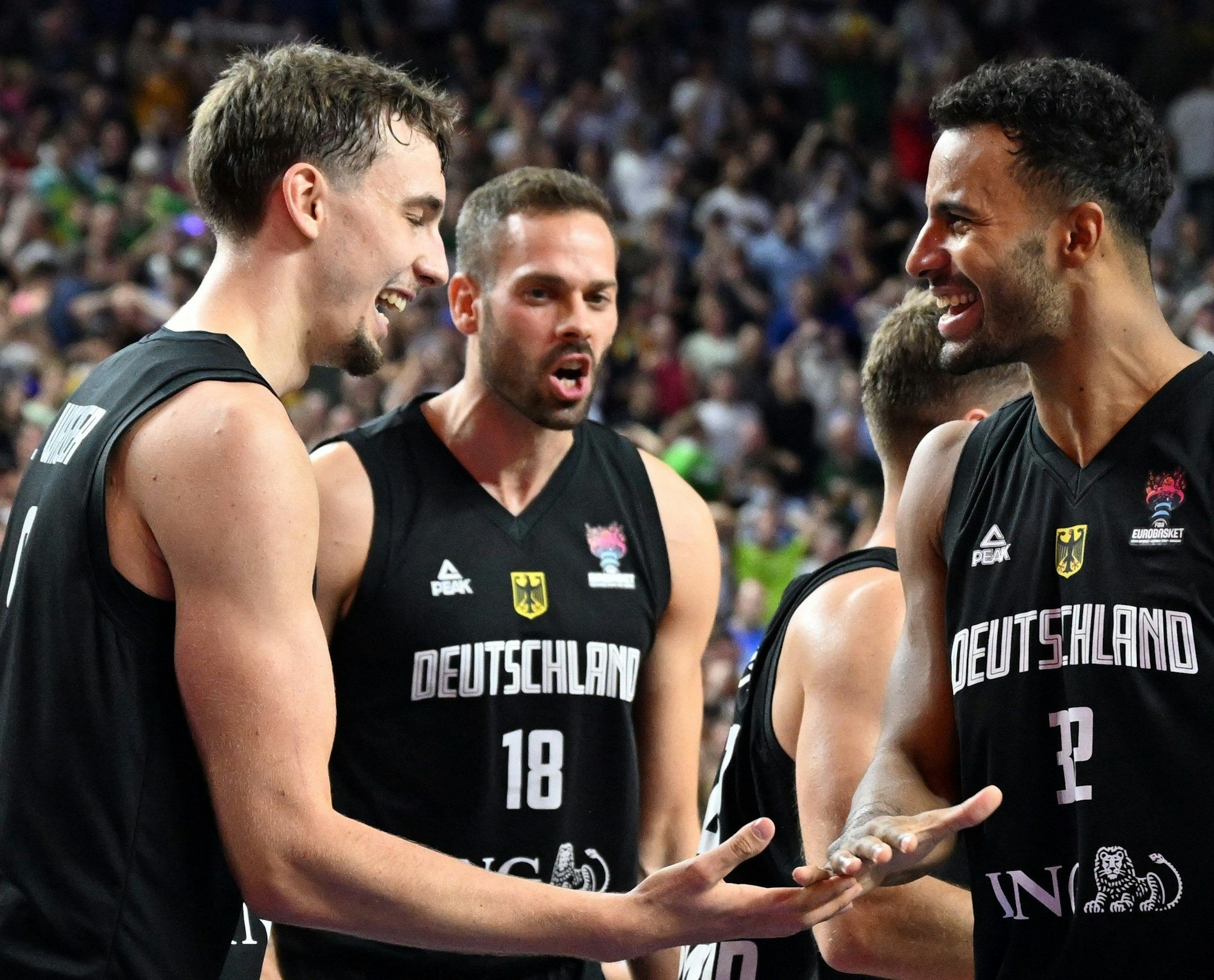 Deutschlands Franz Wagner (l-r), Jonas Wohlfarth-Bottermann und Johannes Thiemann feiern den Sieg.