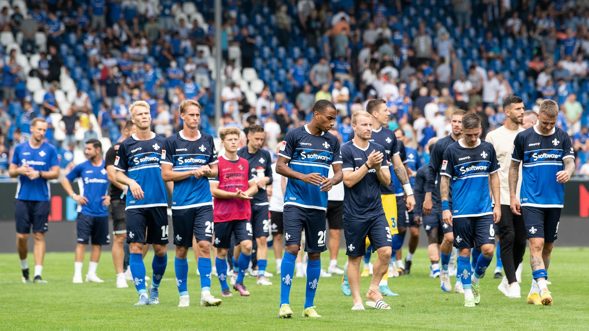 Darmstadts Spieler stehen nach dem Spiel auf dem Feld.