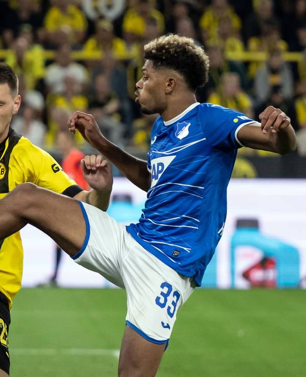 Dortmunds Niklas Süle und Georginio Rutter von Hoffenheim versuchen an den Ball zu kommen.