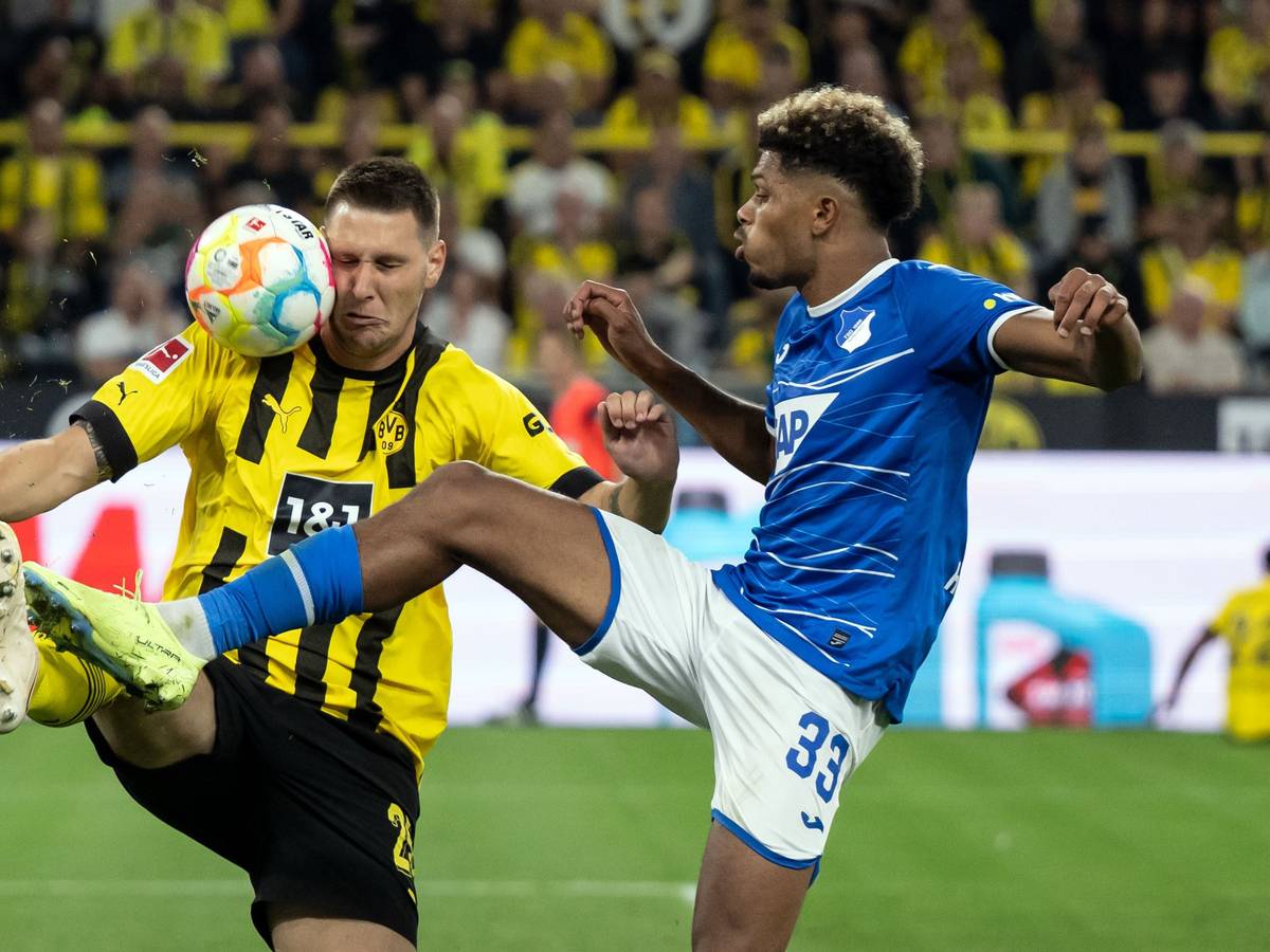Dortmunds Niklas Süle und Georginio Rutter von Hoffenheim versuchen an den Ball zu kommen.