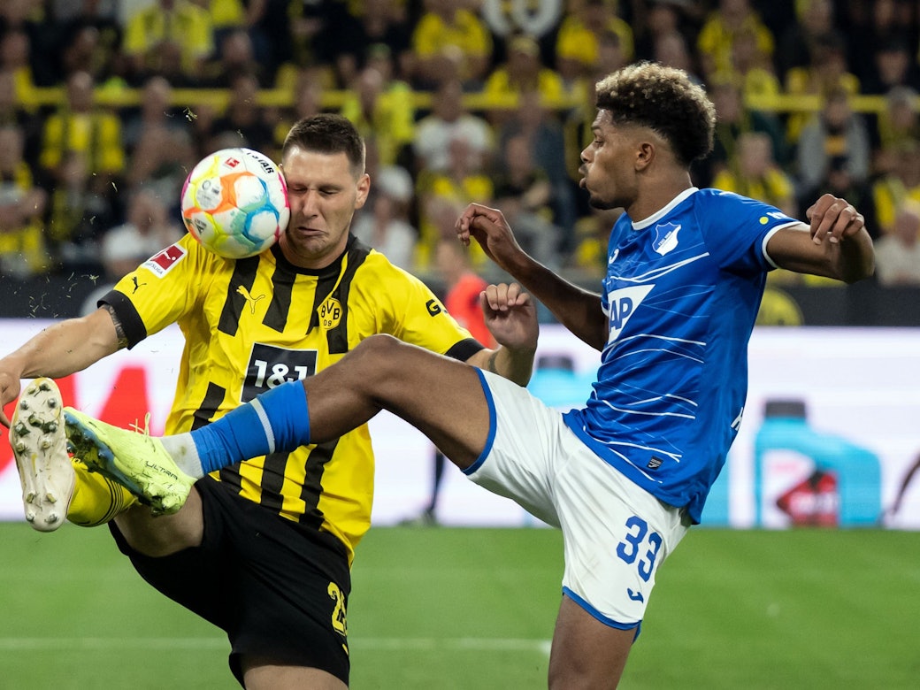 Dortmunds Niklas Süle und Georginio Rutter von Hoffenheim versuchen an den Ball zu kommen.