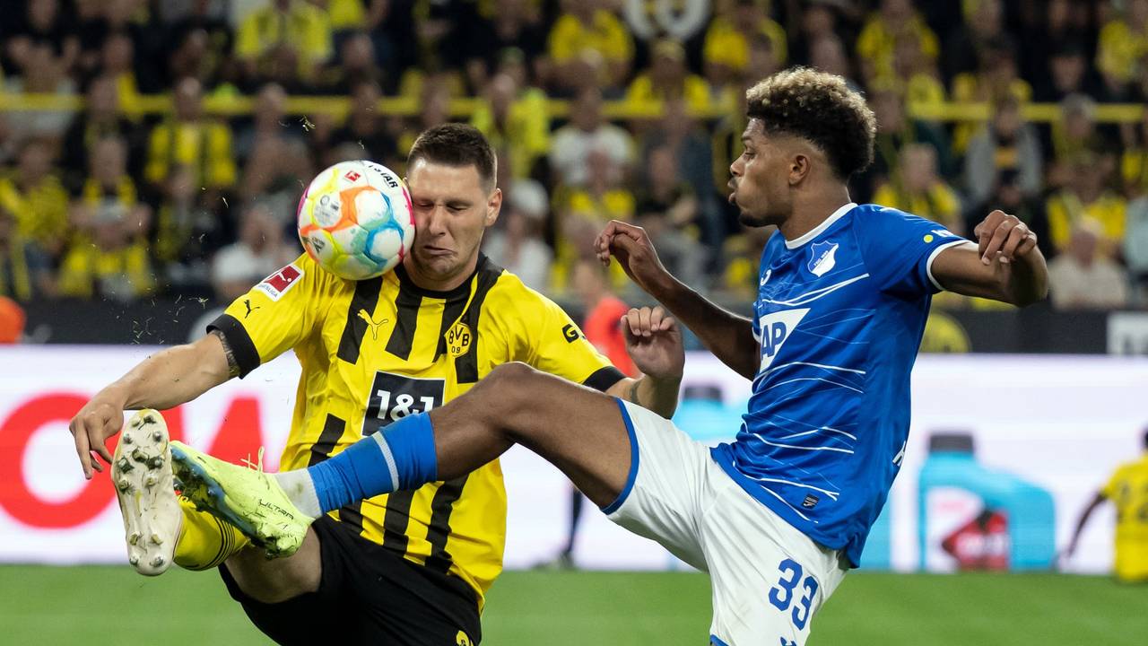 Dortmunds Niklas Süle und Georginio Rutter von Hoffenheim versuchen an den Ball zu kommen.