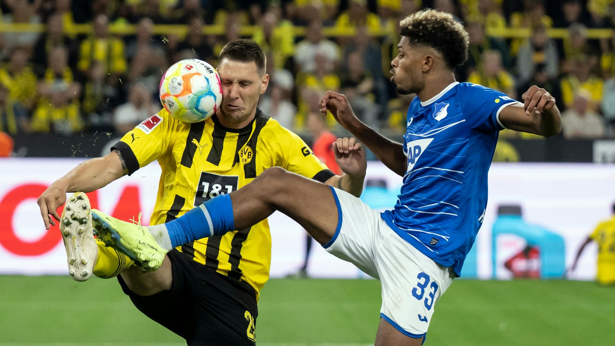 Dortmunds Niklas Süle und Georginio Rutter von Hoffenheim versuchen an den Ball zu kommen.