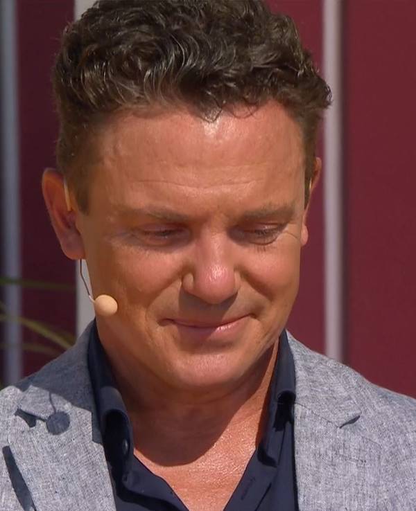 Immer wieder sonntags (ARD), 4.9.2022 Moderator Stefan Mross weint, nachdem er von Andy Borg überrascht wurde. Foto: Screenshot/ARD