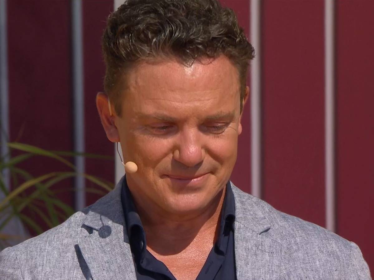 Immer wieder sonntags (ARD), 4.9.2022 Moderator Stefan Mross weint, nachdem er von Andy Borg überrascht wurde. Foto: Screenshot/ARD
